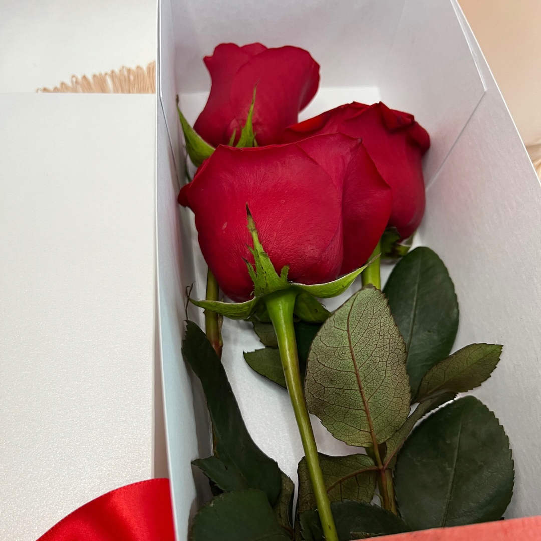 Caja amor con 3 rosas rojas