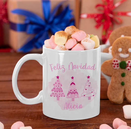 Taza navideña tres pinos con nombre personalizado